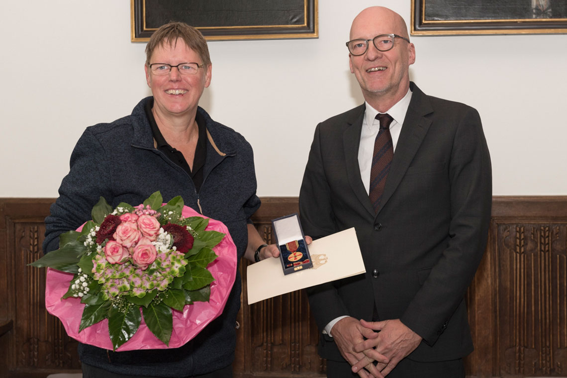 Lagerhallen Mitarbeiterin Martina Scholz erhält Bundesverdienstkreuz Lagerhallen Mitarbeiterin Martina Scholz erhält Bundesverdienstkreuz