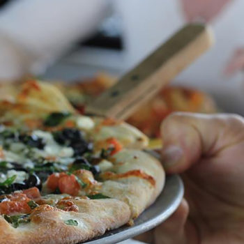 Familien-Pizzabuffet mit Salat