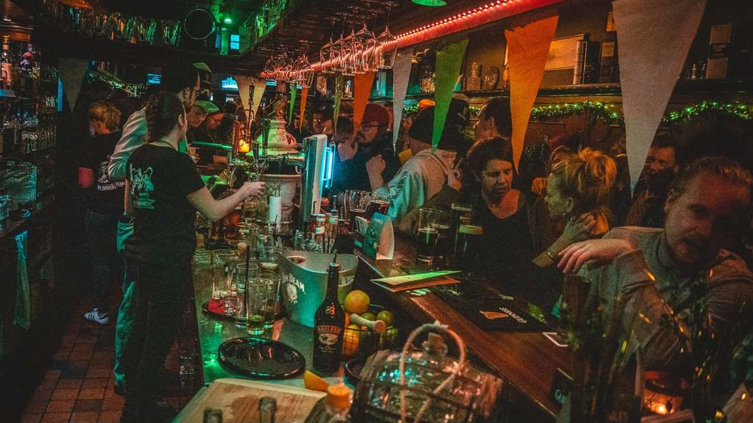 The Red Shamrock - Irish Pub