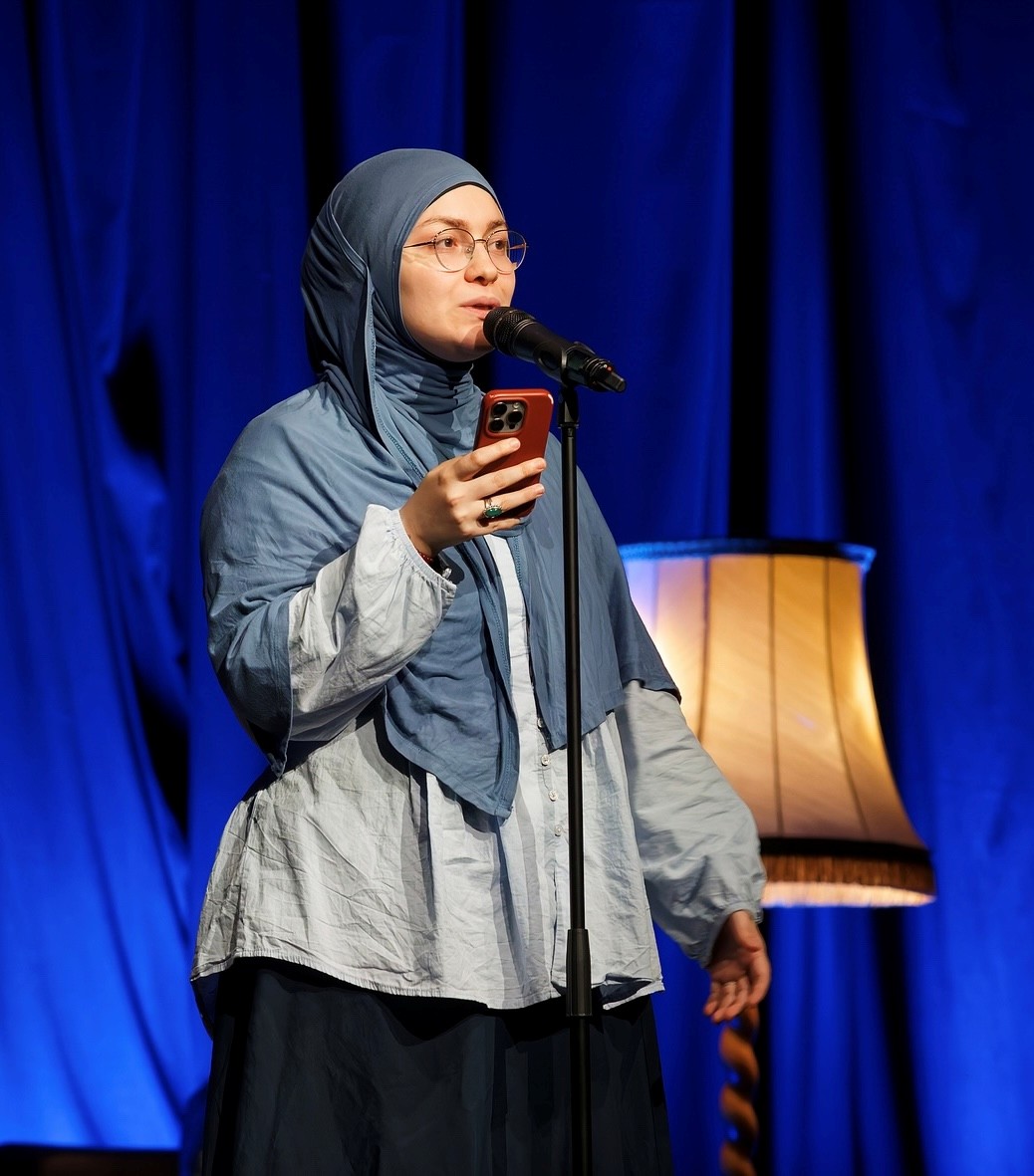 Ayşe İrem auf der Bühne eines Poetry Slams