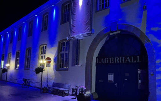 Lagerhalle leuchtete blau. Warum?