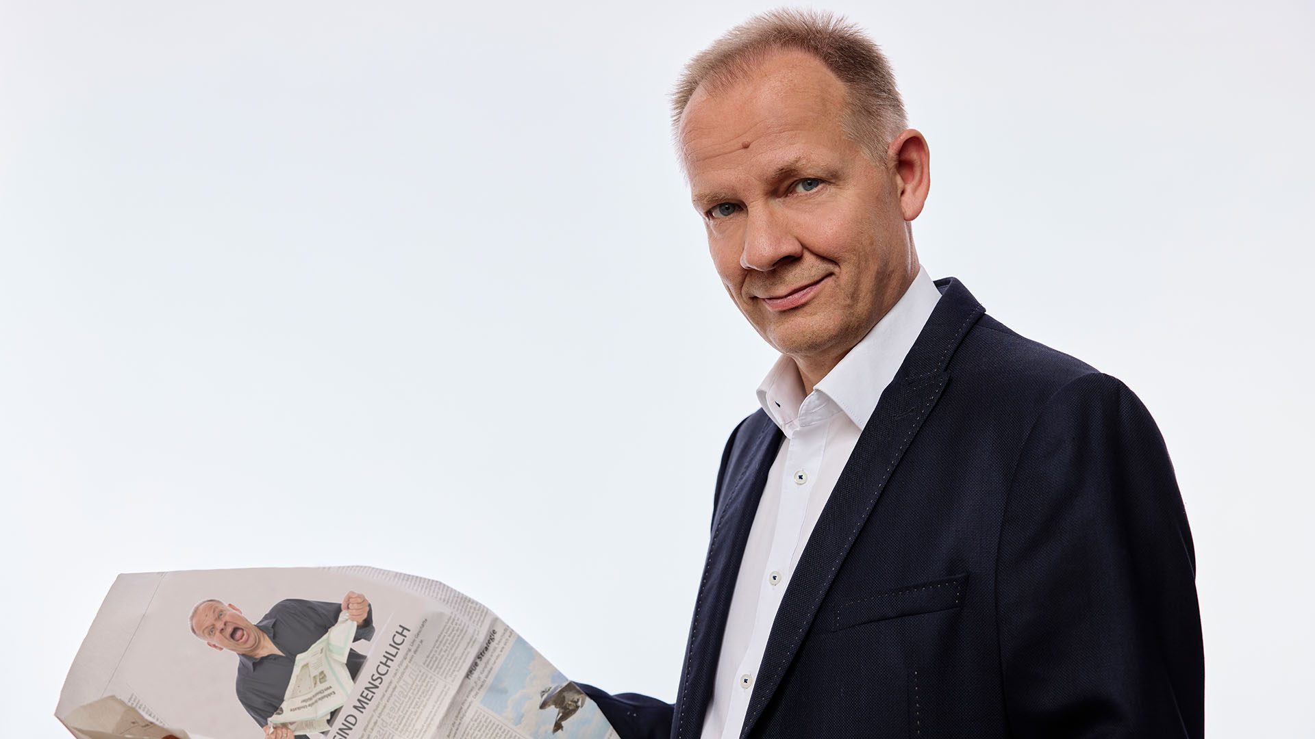 Thomas Schreckenberger mit Zeitung