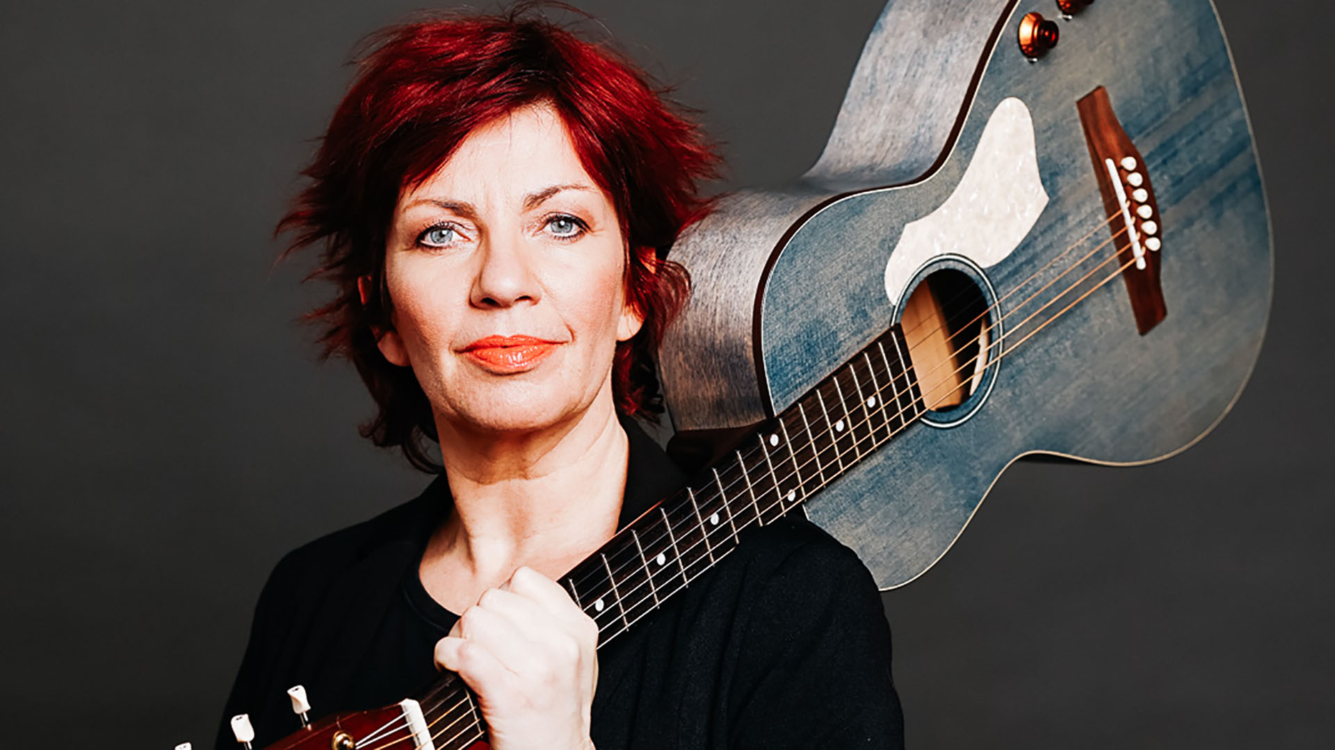 Dagmar Schönleber mit blauer Gitarre