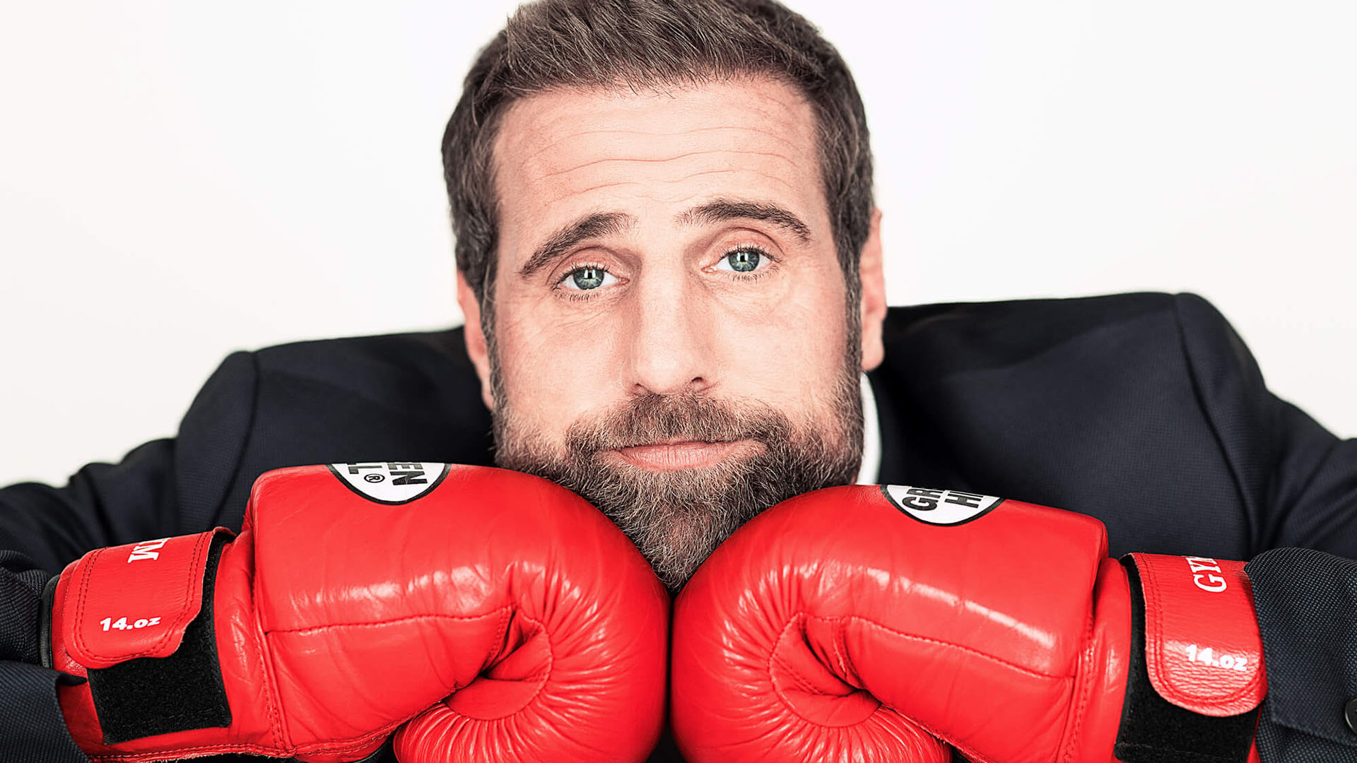Stefan Schöttler mit roten Boxhandschuhen