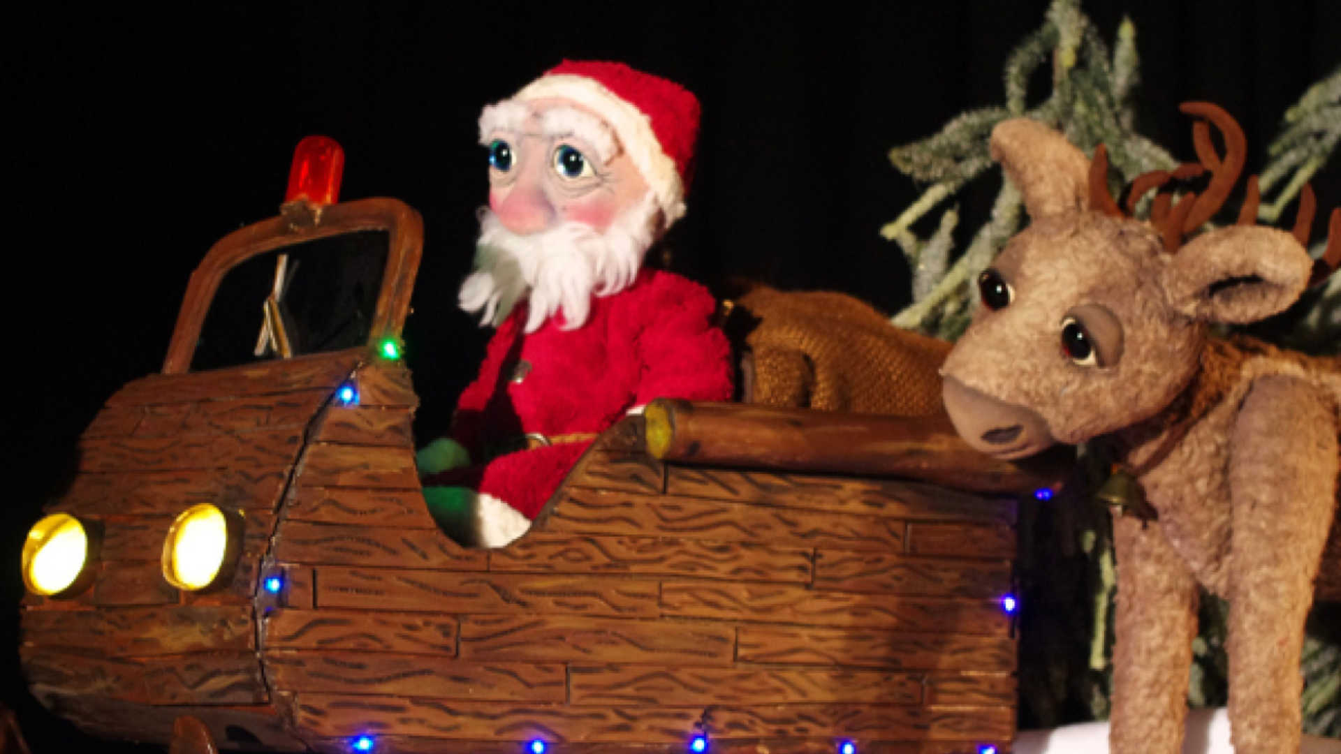 Weihnachtsmann und Rentier schauen nach vorne.