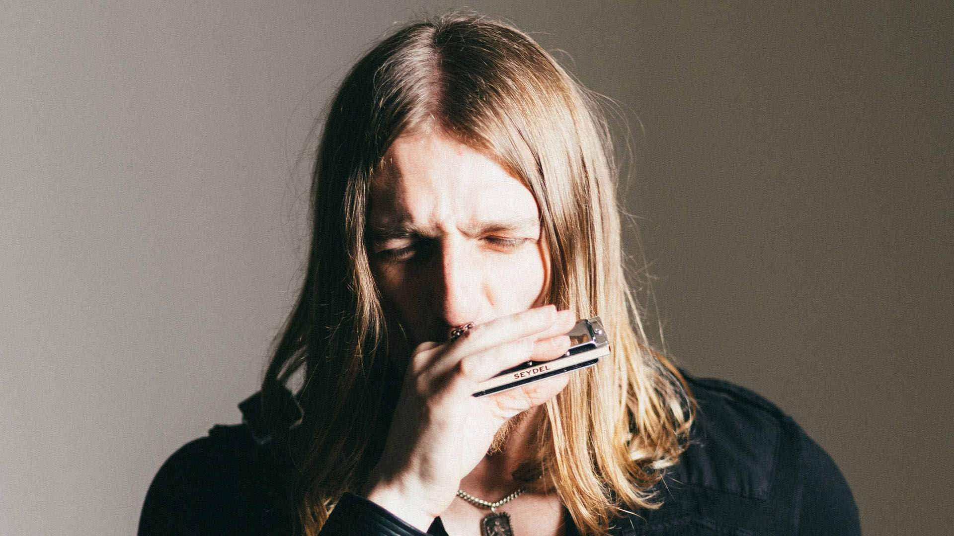 Will Wilde spielt Blues Harp