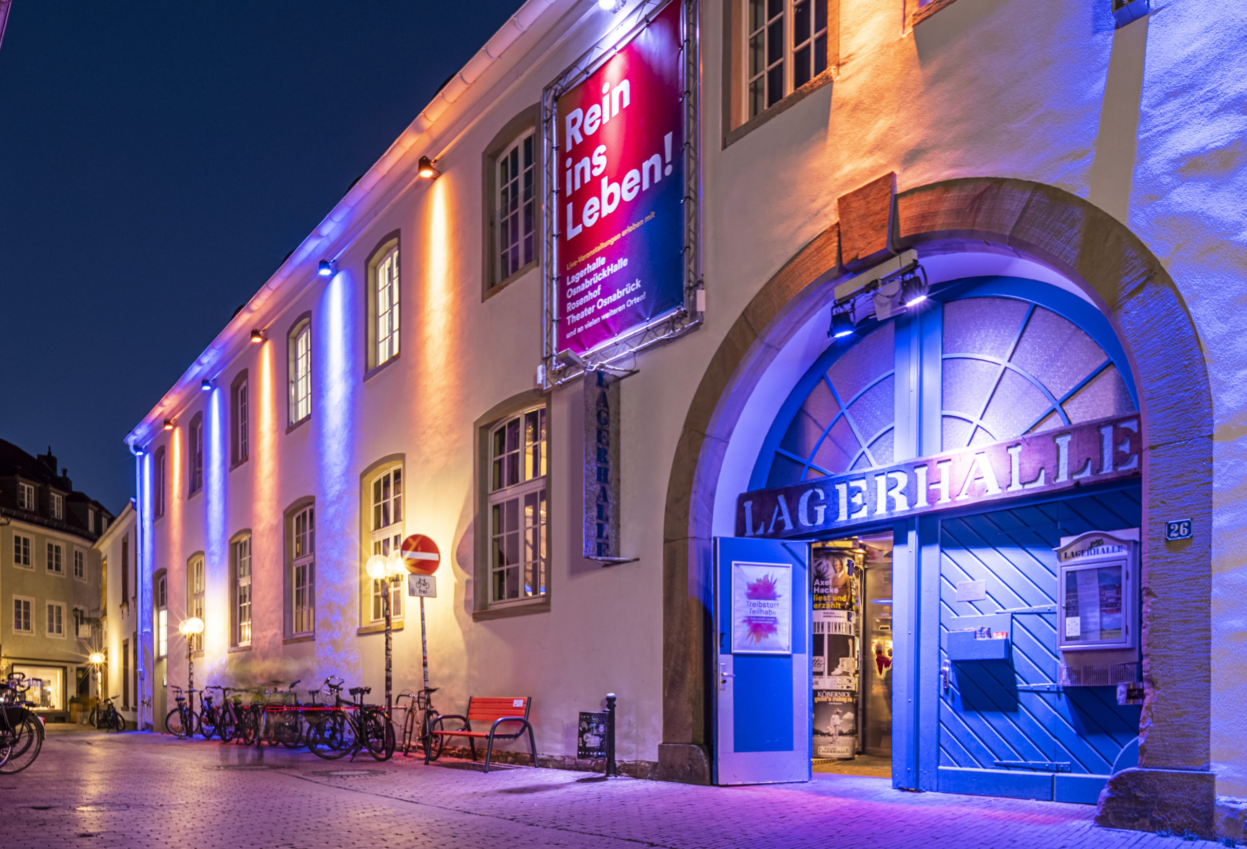 Das Gebäude der Lagerhalle ist am Winterabend beleuchtet. ©Hermann Pentermann