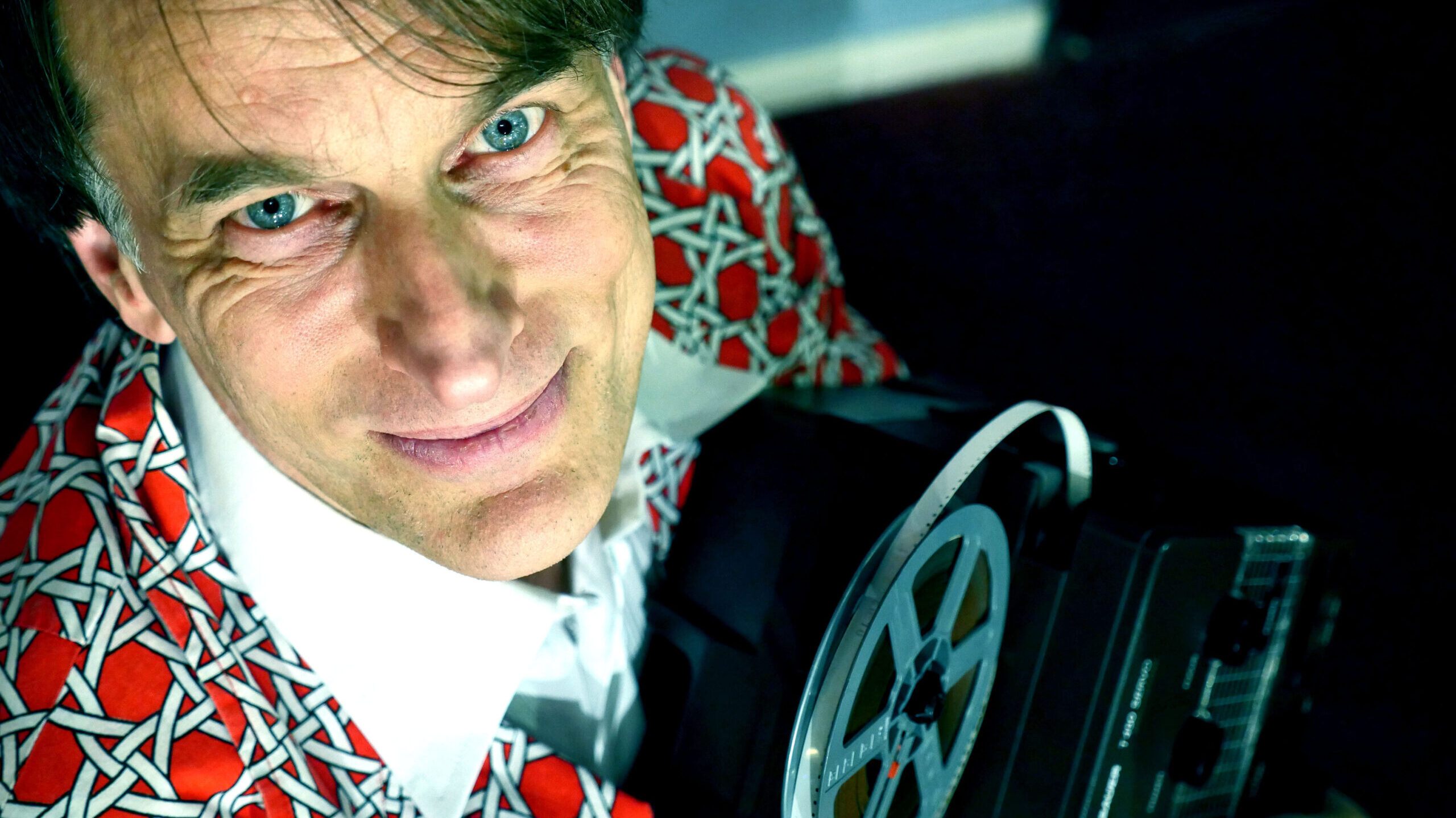 Thommi Baake am Super 8-Filmprojektor