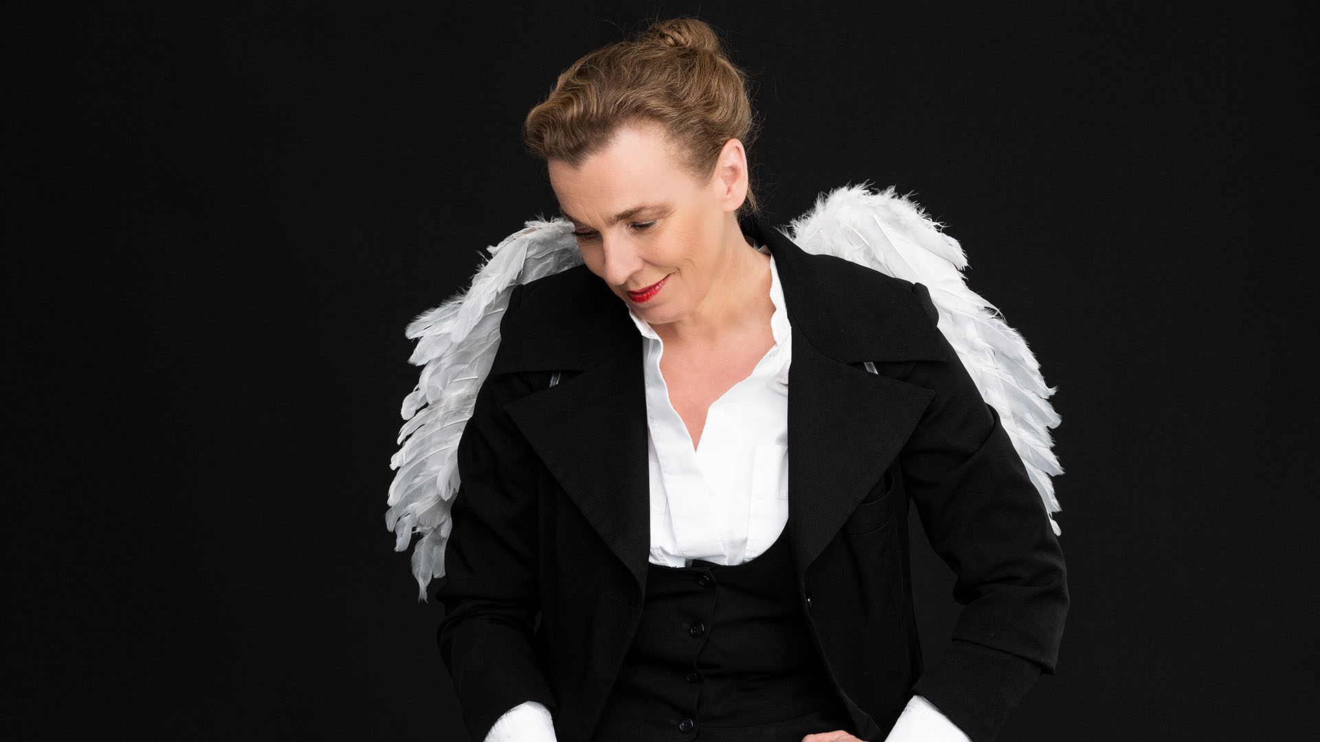 Tina Teubner - Auf Barhocker mit Flügeln