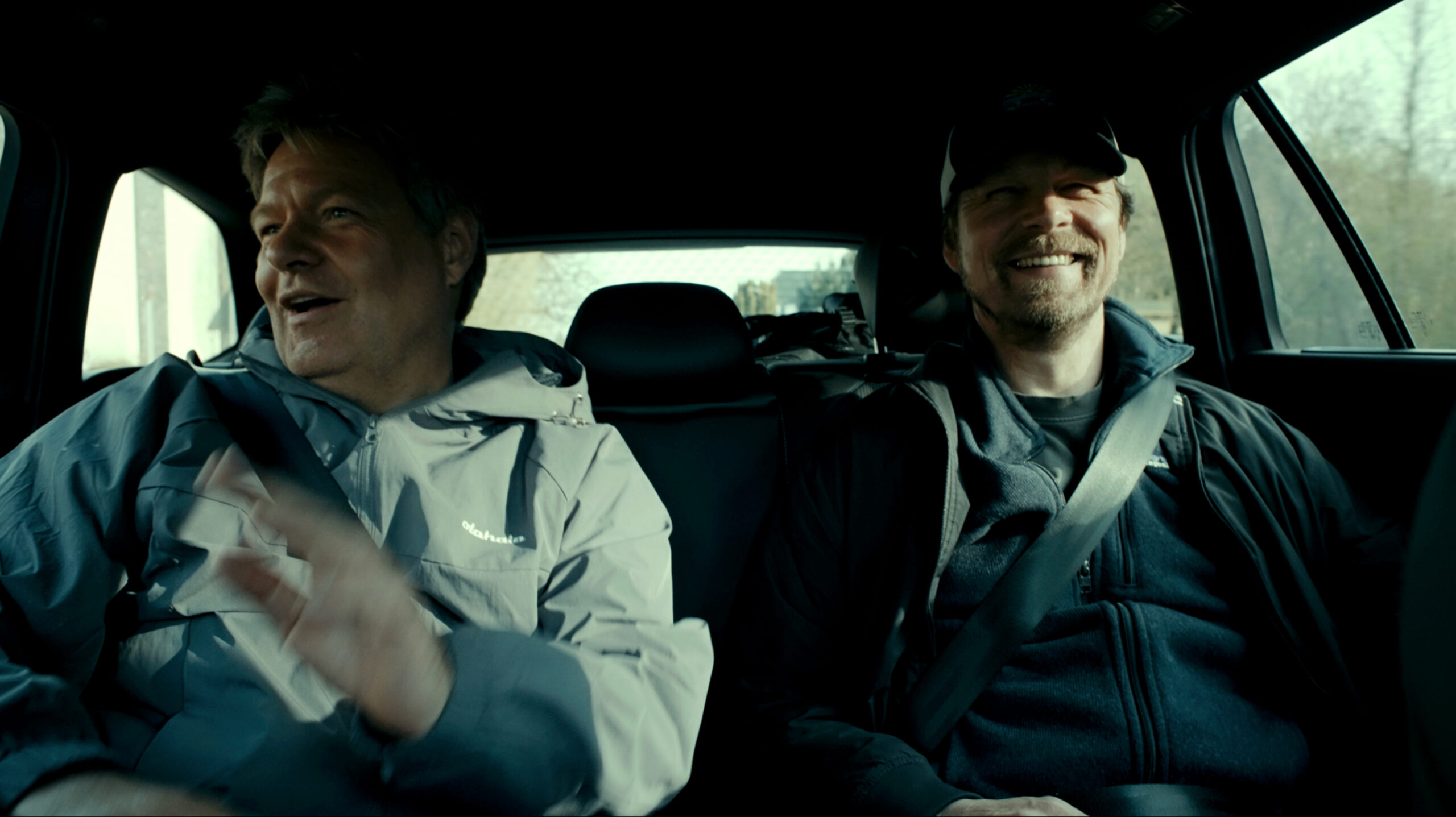 Szenenbild aus dem Film "Jetzt. Wohin. Meine Reise mit Robert Habeck"