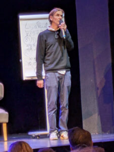 Slammaster Andreas Weber moderiert den Best of Poetry Slam im Theater Osnabrück