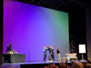 Konfettikanone zur Siegerehrung beim Best of Poetry Slam im Theater Osnabrück
