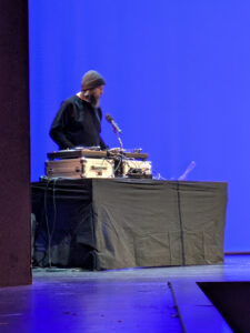 DJ AT vom Münsteraner Label Trust in Wax liefert die Beats beim Best of Poetry Slam im Theater Osnabrück