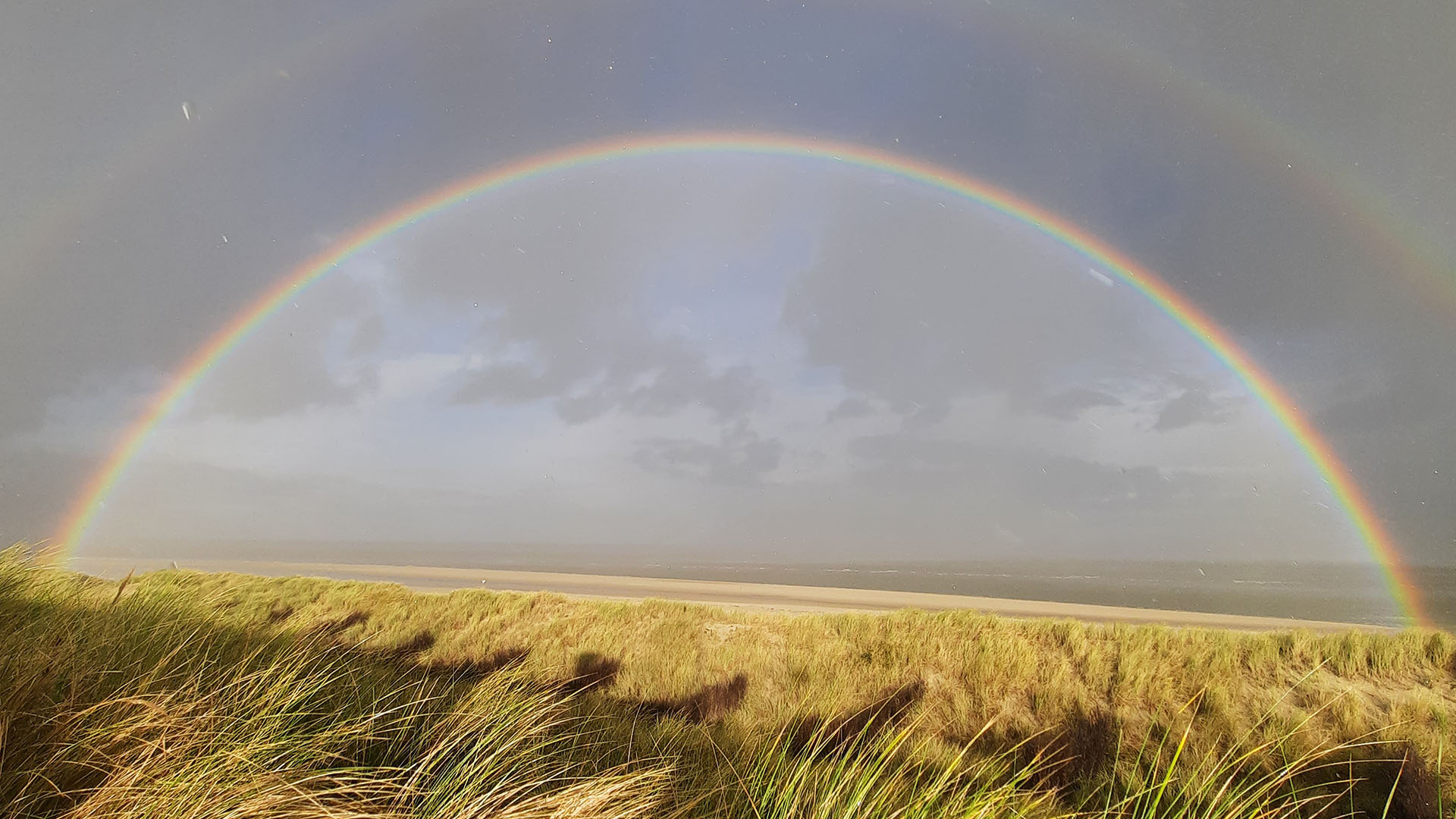Regenbogen am Meer