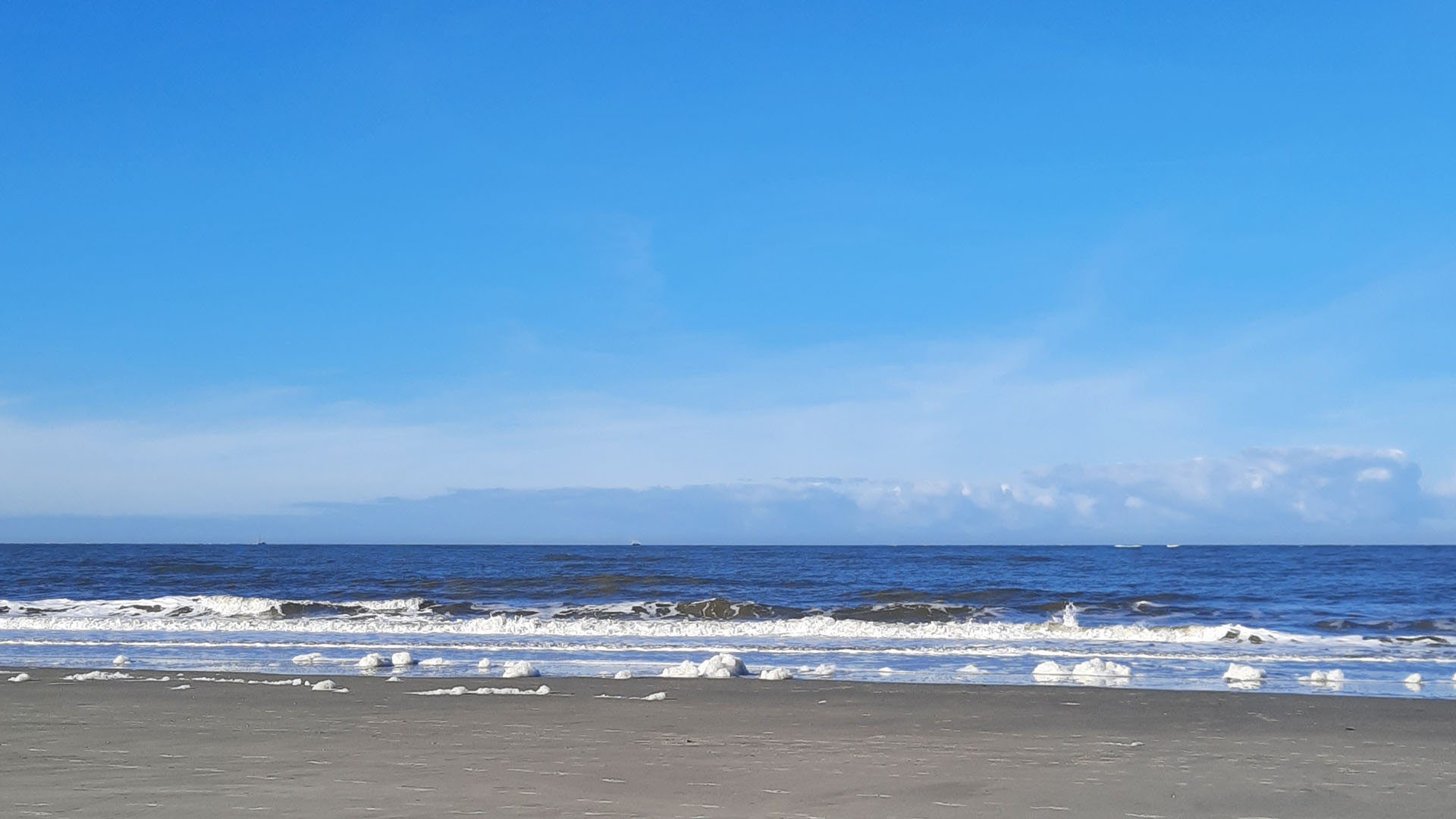 Blauer Himmer, Strand und Meer